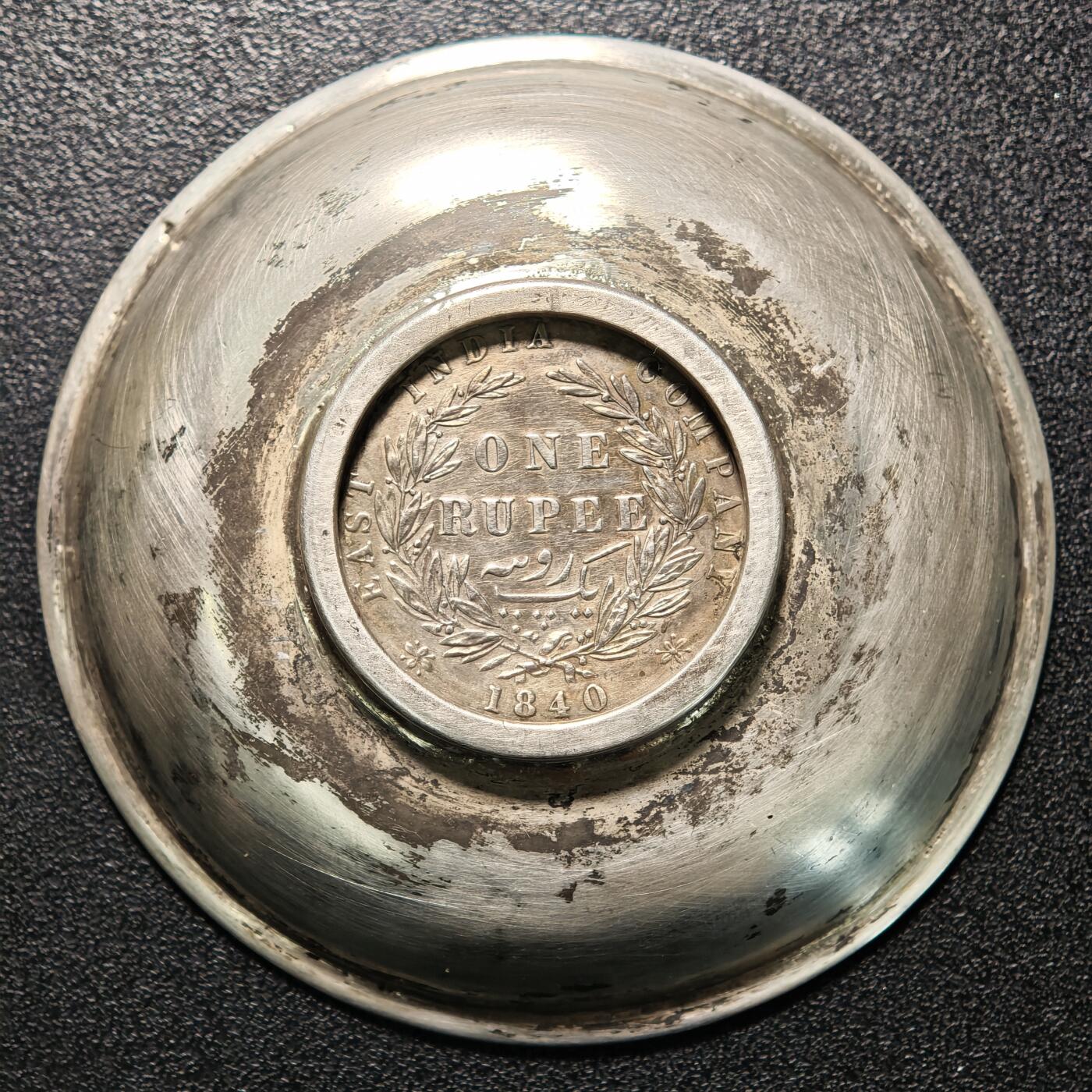 【德藏】世界币章拍卖第163期（拍品征集中~欢迎藏友联系） 早期镶嵌英属印度卢比银币银盘 工艺考究 直径约：71.8mm；重约：46.8g