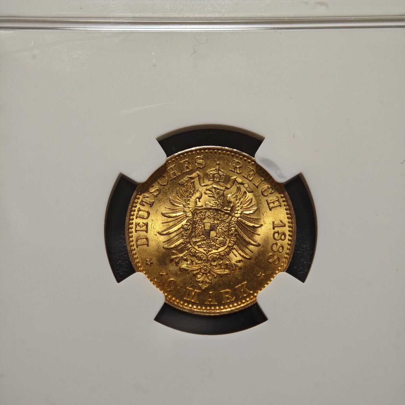 【德藏】世界币章拍卖第163期（拍品征集中~欢迎藏友联系） 1888年 德国普鲁士弗里德里希三世A版10马克流通金币，重量：3.982克，含金量：90%，NGC MS62，金光灿灿，稀少品种。德意志帝国第二任皇帝、普鲁士国王弗里德里希三世，1888年3月9日即位，因喉癌于同年6月15日去世，在位仅仅99天，史称“百日皇帝”。由于在位时间过短，弗里德里希头像的钱币广受追捧，1888年是著名的三皇之年，短翅金马克更是名誉品种，NGC早期低评