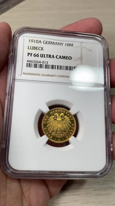 万国钱币拍卖第060期（万国六十期纪念大拍） NGC PF66UC 1910德国吕贝克自由市长翅10马克金币 自由市大名誉品种 吕贝克最大面值马克金币（未发行过20马克）柏林厂铸造 精制极其罕见的存在 深度黝黑镜面底板浮雕喷砂质感  不容错过的一枚GEM级金马克珍品 3.98g 900金