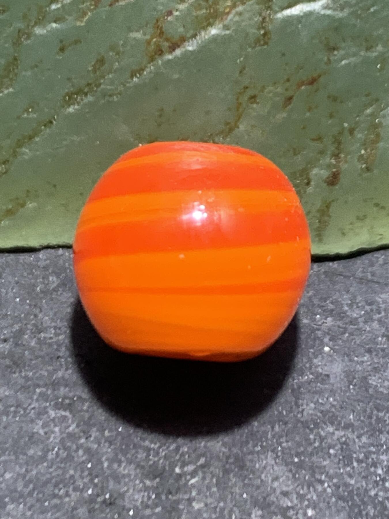 建国前后库存双色搅胎琉璃苹果珠一颗，