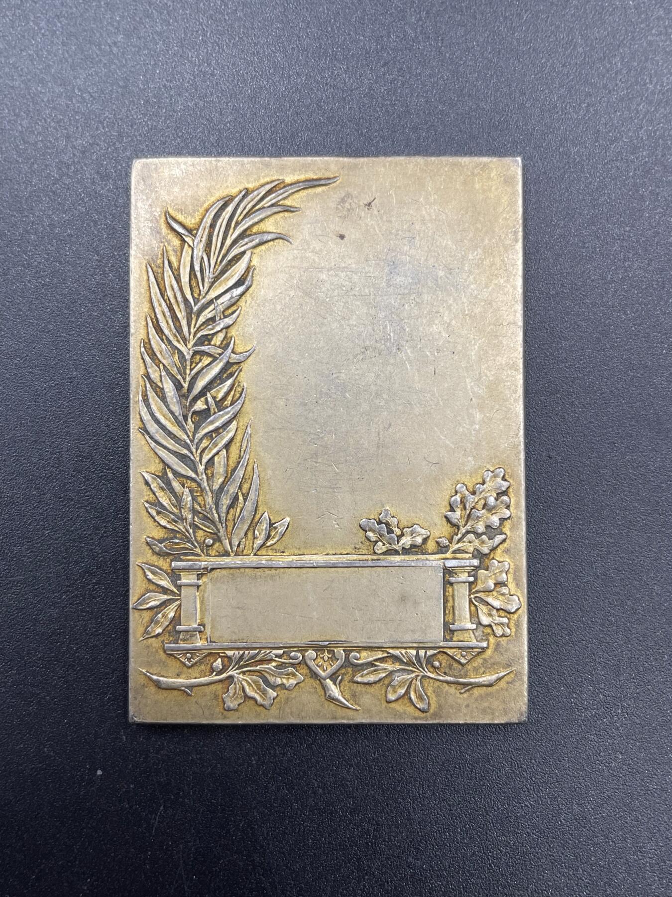 「木头集藏」章牌专场-第67场 法国吉伦特省《小吉伦特报》镀金银章，尺寸：55.6 × 35.6 mm，46.8 g，边铭：菱形厂标 ARGENT 野猪头银标，品相不错。