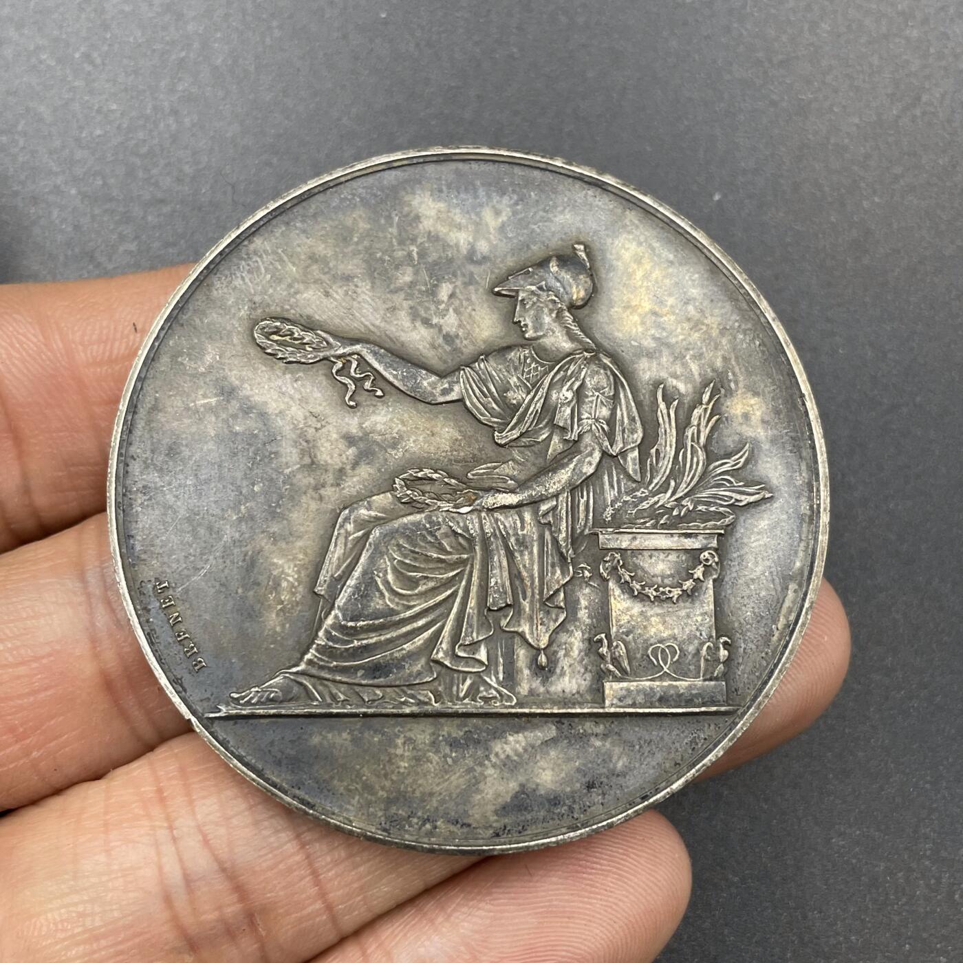 「木头集藏」章牌专场-第67场 1926年法国锁匠同业公会银奖章，直径：50 mm，62 g，边铭：丰饶角 2 ARGENT。