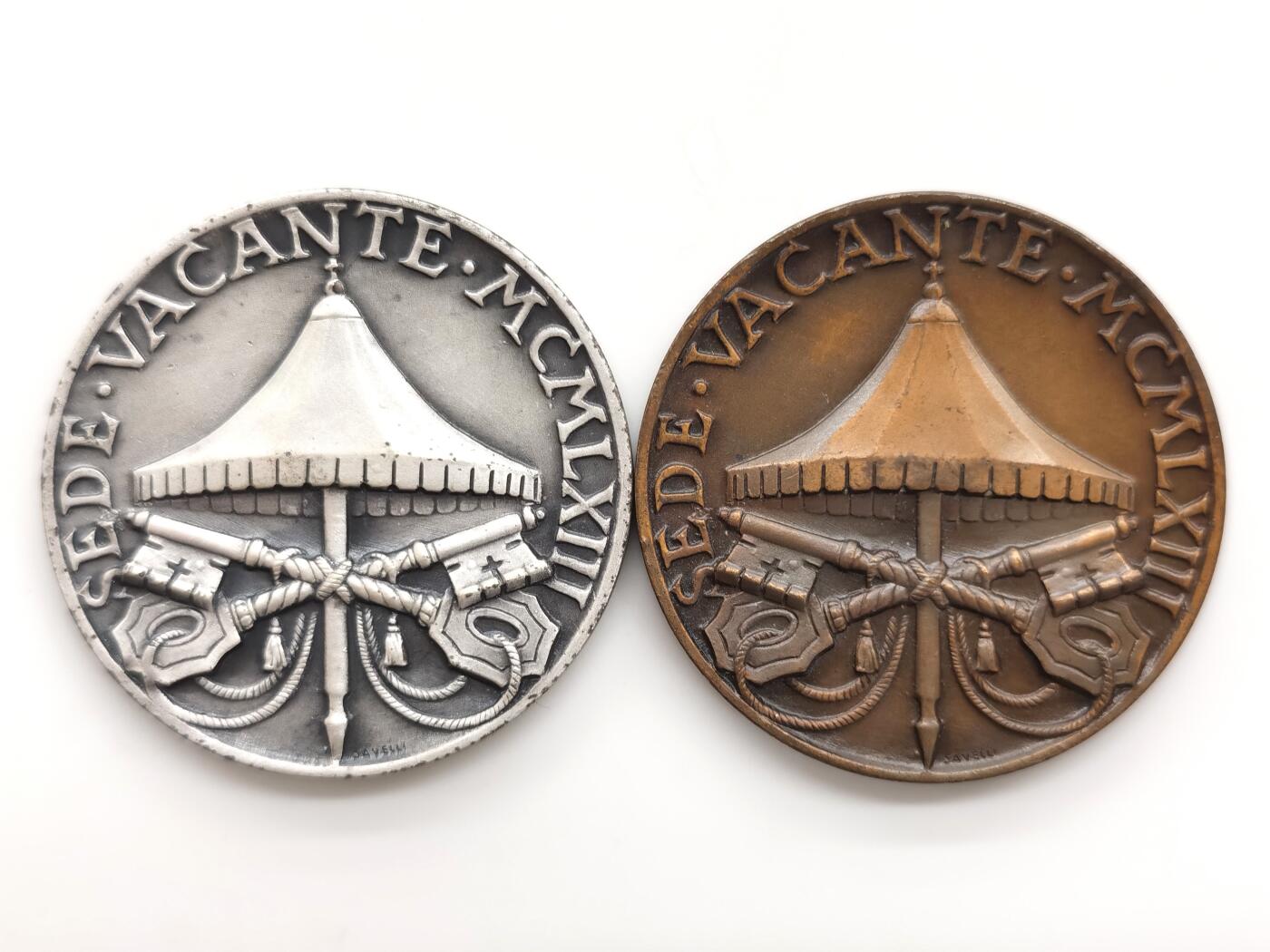 博洋堂世界钱币拍卖第159期（全场包邮） 梵蒂冈1958年教皇位缺纪念套章 大版本纪念章 直径37.8mm，银章重27.1g，铜章重25.6g，作为教皇空位期的过渡产品，发行量稀少，氧化工艺，轻微使用痕迹