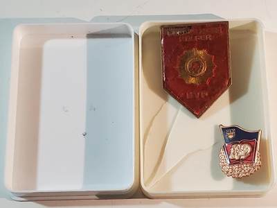 韵星假日军品类拍卖第三十九期暨默多克中校夫妇专场 -- Rimey Holidays Militaria Auction 39 & The Modoks Collection  - 民主德国内务部协助治安力量证章一枚➕ddr铜级优秀成员证章带原盒 ddr无损
