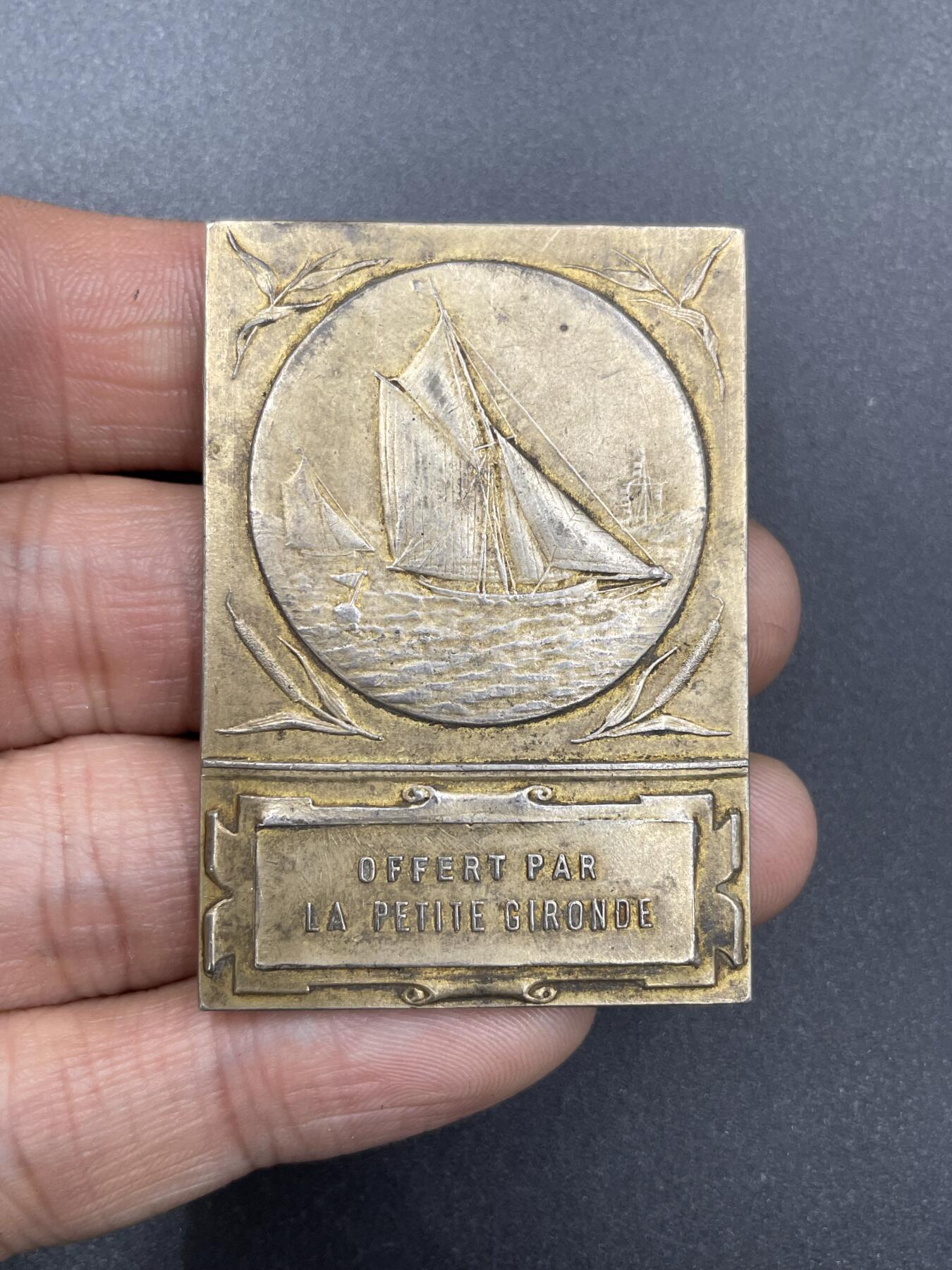 「木头集藏」章牌专场-第67场 法国吉伦特省《小吉伦特报》镀金银章，尺寸：55.6 × 35.6 mm，46.8 g，边铭：菱形厂标 ARGENT 野猪头银标，品相不错。