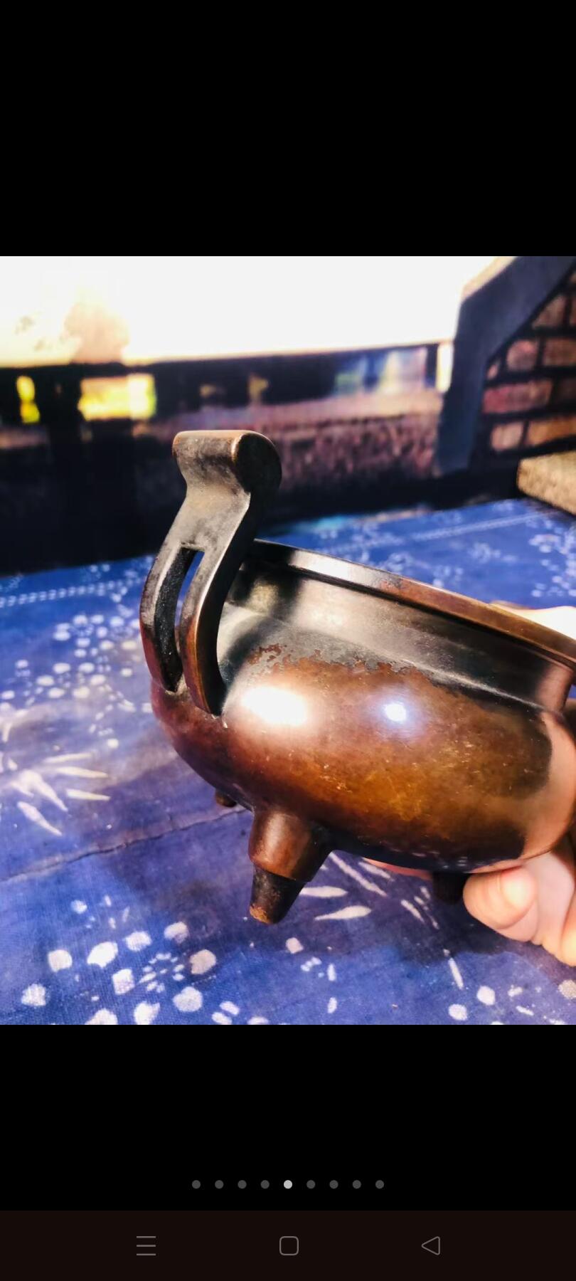 紫铜老香炉。紫铜的，底款宣德年制。四足双耳造型。十分漂亮大气。做工也极其考究。包浆老道。重两三斤。老香炉收藏精品！