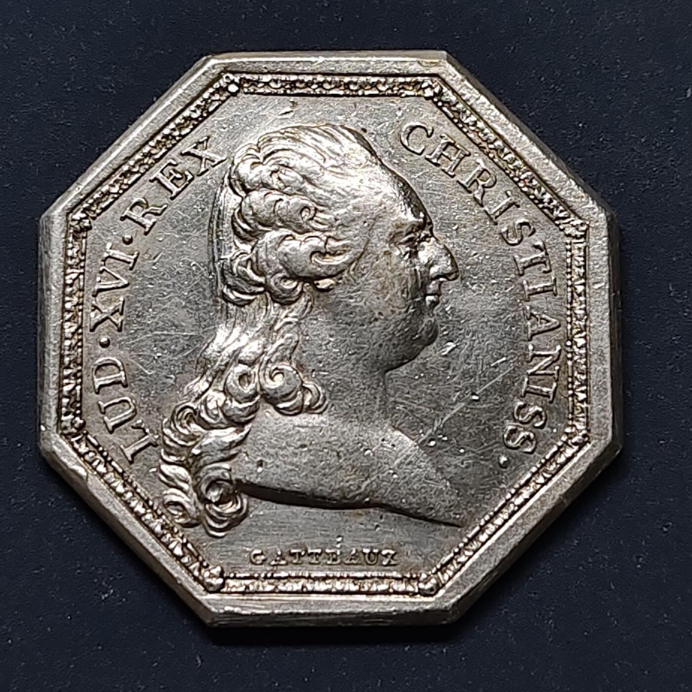 【全场包邮】纯粹捡漏拍499场-持续更新中 【银章】法国路易十六虔诚信仰纪念八角银章