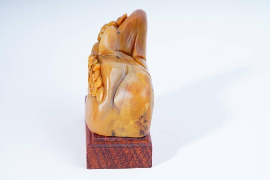 上海都达杂项专场十二（全场包邮】 天然俏色精雕寿山麦芽黄《百鸟之王》摆件连座83-36