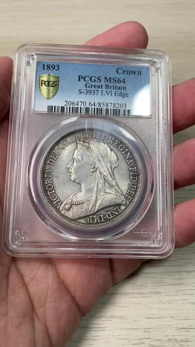 万国钱币拍卖第060期（万国六十期纪念大拍） PCGS MS64 1893年英国维多利亚女皇披纱马剑克朗 丝绸转光底板原味淡彩环绕 一步到位的顶级典藏品质