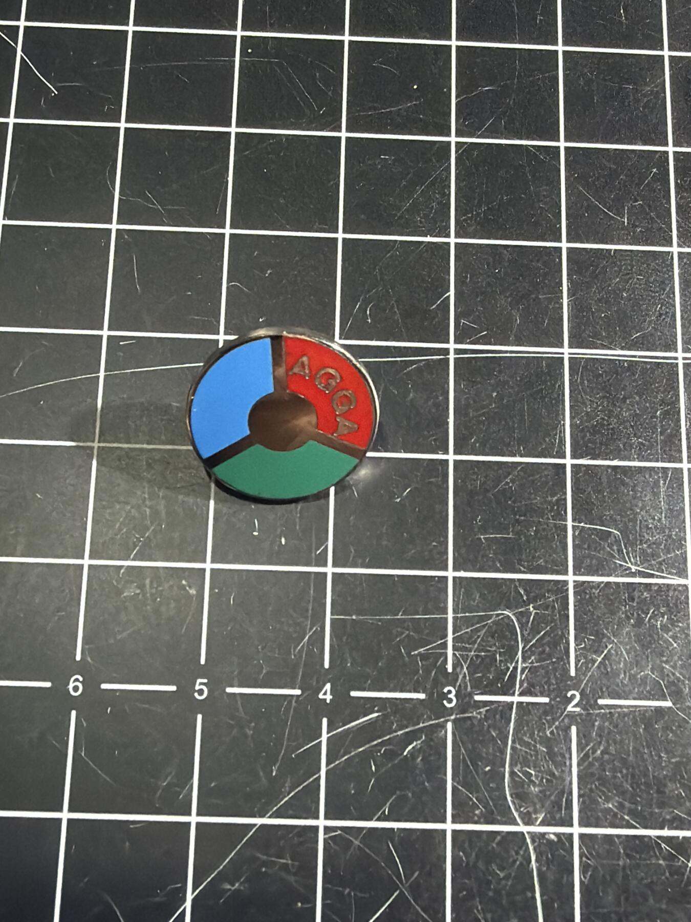 古冰库章牌勋赏收藏0起拍卖 小徽章