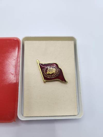 南水社首场拍卖 - 民主德国统一党小旗子证章 章体完好带盒