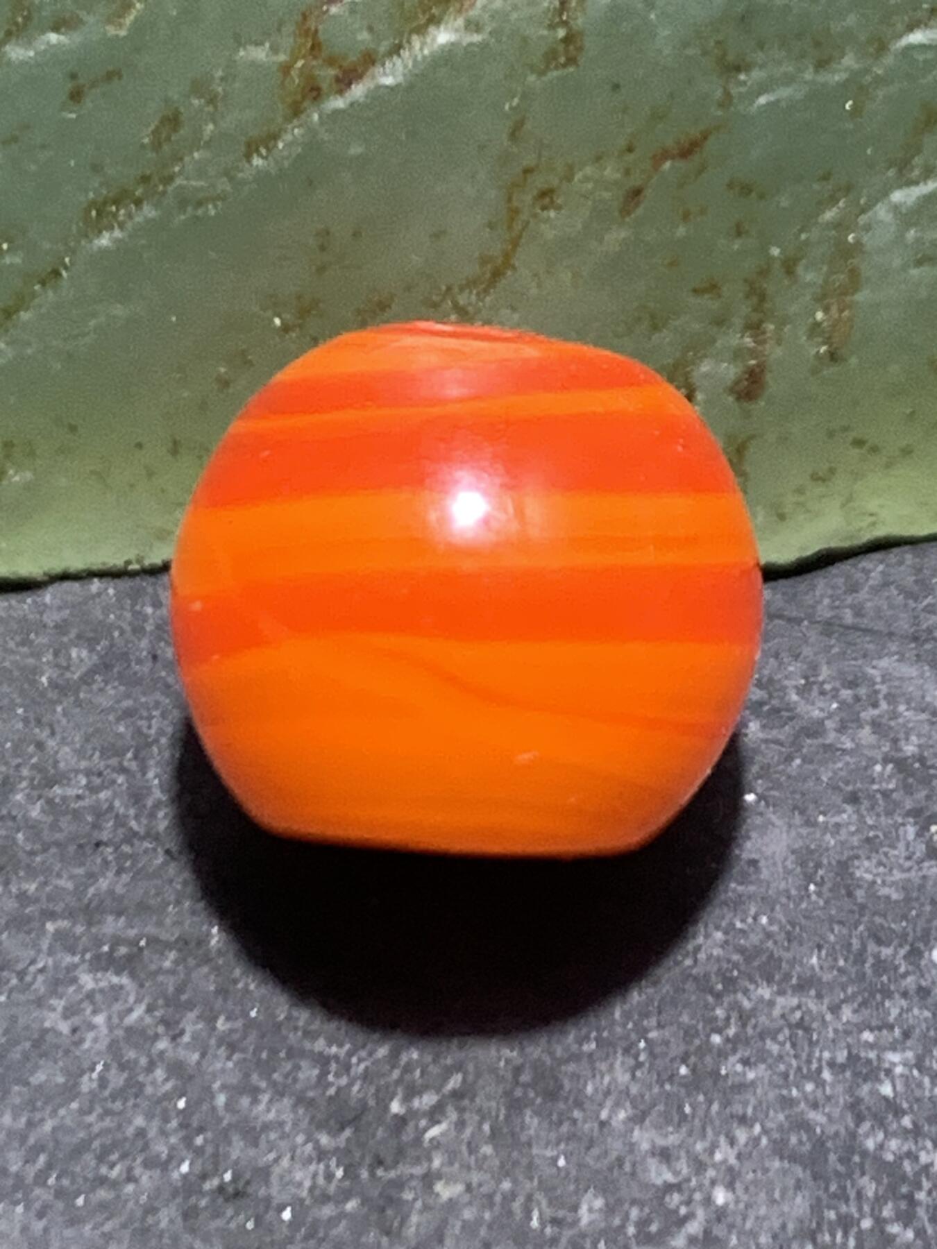 建国前后库存双色搅胎琉璃苹果珠一颗，