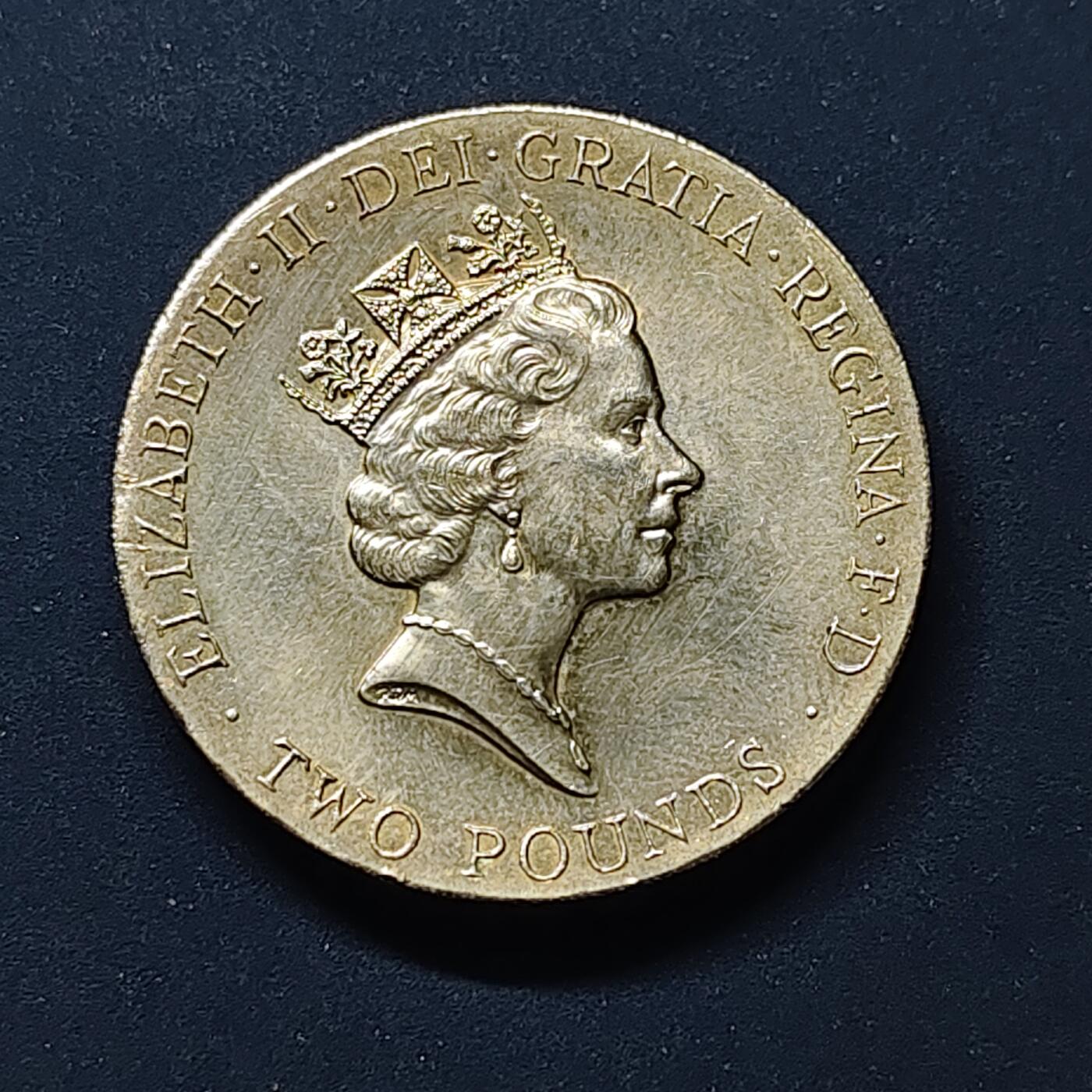 【全场包邮】纯粹捡漏拍498场-持续更新中 英国1996年2镑欧洲杯纪念币 无边设计足球新颖独特 UNC品相