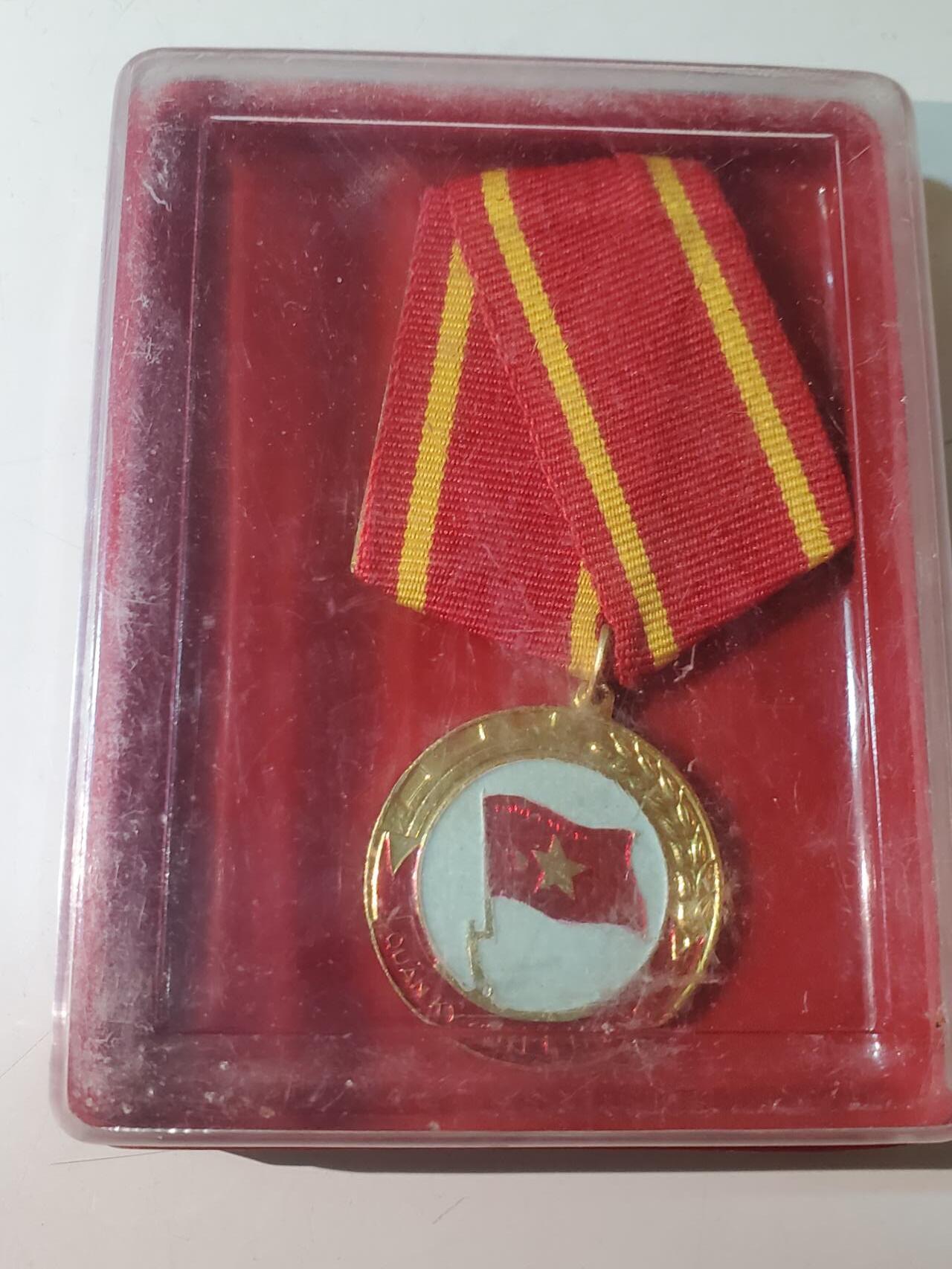 韵星假日军品类拍卖第三十九期暨默多克中校夫妇专场 -- Rimey Holidays Militaria Auction 39 & The Modoks Collection  越南社会主义共和国决胜军旗奖章带原盒 序列高于光荣战士勋章 好品