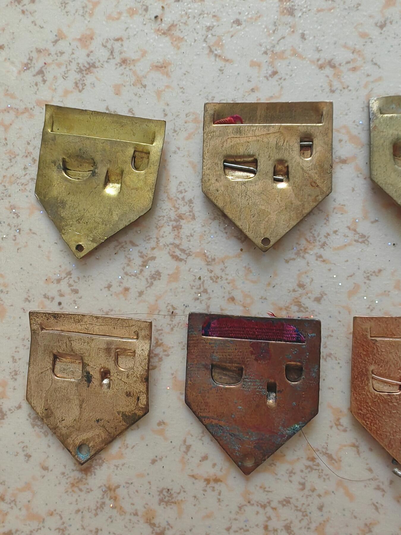 老章上挂铜片10个