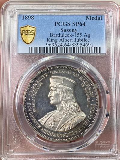 万国钱币拍卖第060期（万国六十期纪念大拍） - PCGS SP64 1898年德国萨克森国王阿尔伯特金禧纪念银章 御极二十五周年 唯一记录冠军分 强镜面喷砂精铸，PP模具高浮雕，人物雕刻极其精细，栩栩如生。光边。少见品种。正面:萨克森公爵阿尔伯特半身像，头戴红色公爵圆帽，胸口挂着金羊毛勋章。他创立了韦廷家族的阿尔伯特支系。背面:萨克森国王阿尔伯特戎装半身像，身着大元帅服，头戴普鲁士元帅尖顶盔，佩戴大铁十字勋章。精工细作，实物极其漂亮。