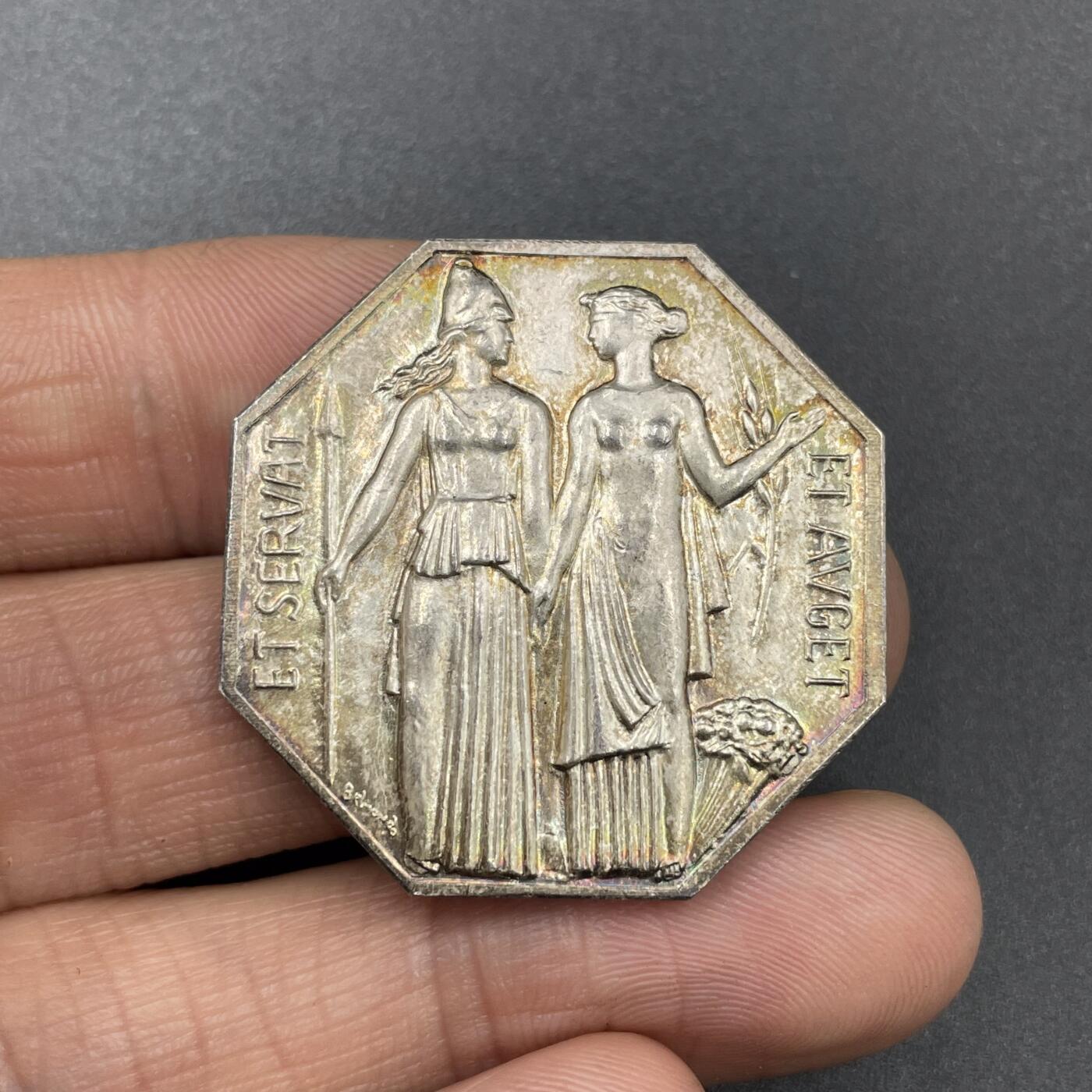 「木头集藏」章牌专场-第67场 法国汇兑代理公司八角银章，直径：32.5 mm，21.5 g，边铭：丰饶角 1 ，彩色氧化，品相很不错。