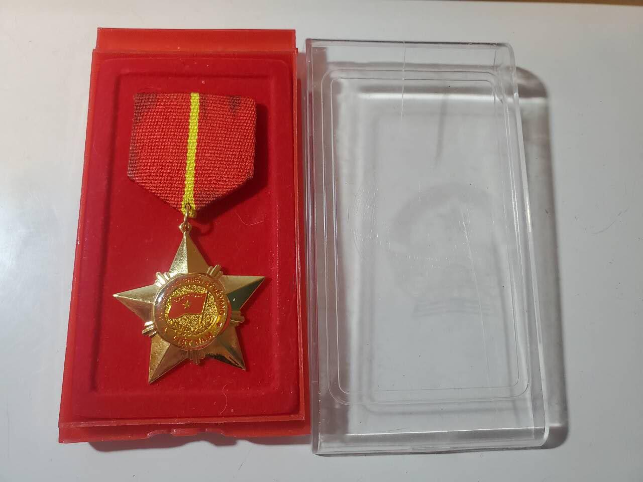 韵星假日军品类拍卖第三十九期暨默多克中校夫妇专场 -- Rimey Holidays Militaria Auction 39 & The Modoks Collection  越南社会主义共和国三级光荣战士奖章 06版本 带原盒铜镀金