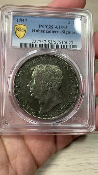万国钱币拍卖第060期（万国六十期纪念大拍） PCGS AU53 1847德国霍亨索伦-西格玛宁根纹章2泰勒 邦国2t大名誉品种 1847关门年份 发行量仅2000枚 极具特色的纹章设计 双面厚重祖母绿包浆也难掩其底光迸发 观感远超分数的状态 收藏级品质