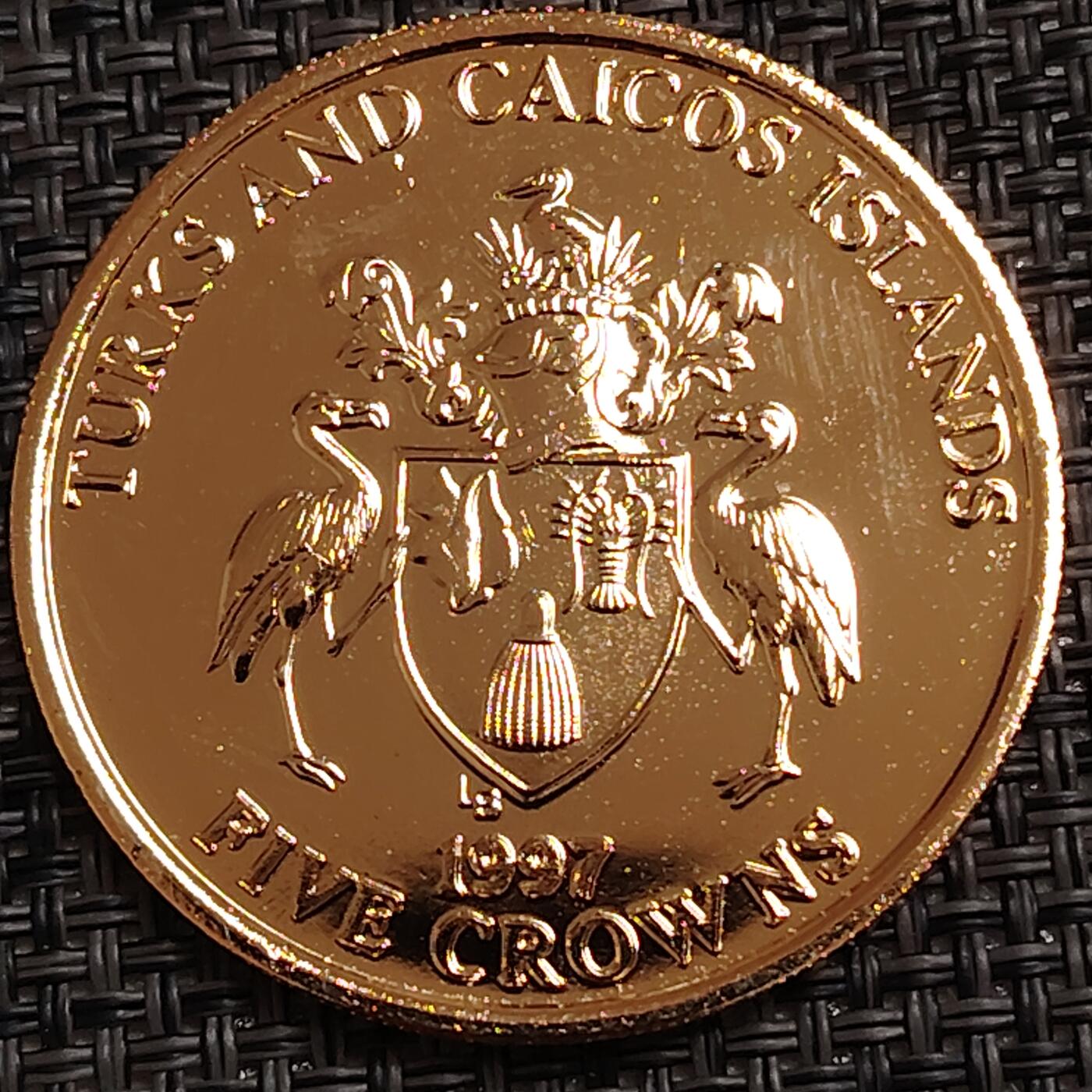 布加迪🐬～世界钱币(上海)🌾第 272 期 /  各国套币和散币 特克斯和凯科斯群岛 1997年 5克朗 铜镍镀金币 39.2mm 女王金婚 