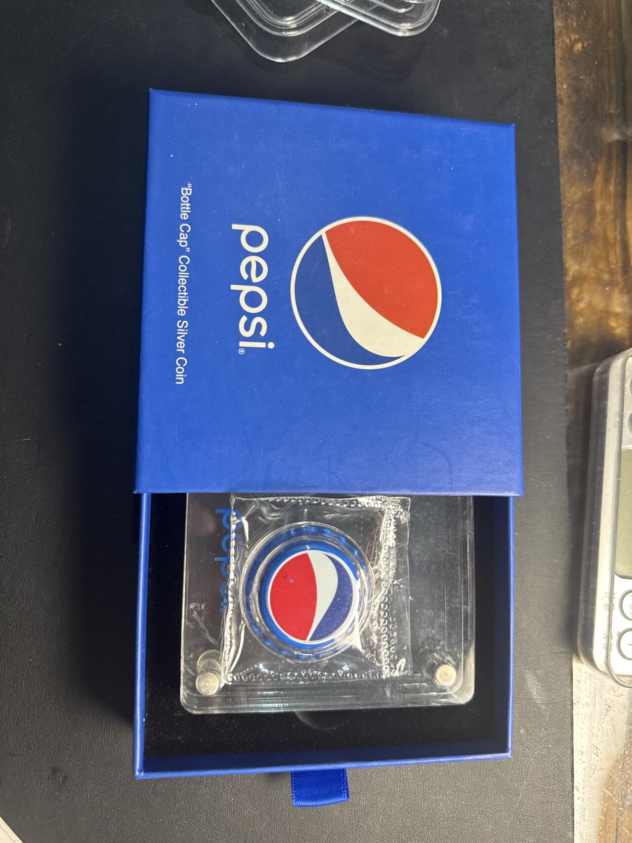 ❤️【币观天下】❤️ 第341期钱币拍卖- 2026.1.30周五晚上6点半场-长期征集拍品 春节前最后一场本场不能存放 节后恢复拍卖 乍得2022年百事可乐瓶盖形状精制纪念银币6克盒证齐全