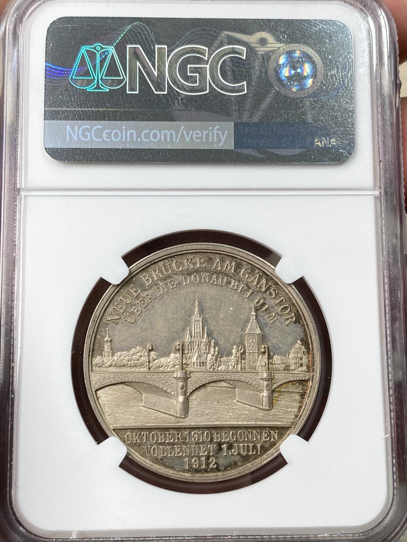 万国钱币拍卖第060期（万国六十期纪念大拍） NGC MS62 1912年德国乌尔姆在鹅门新桥开通之际举行的马上比武大赛纪念银章 乌尔姆城市景观和大教堂浮雕非常漂亮 镜面精铸虹彩极美