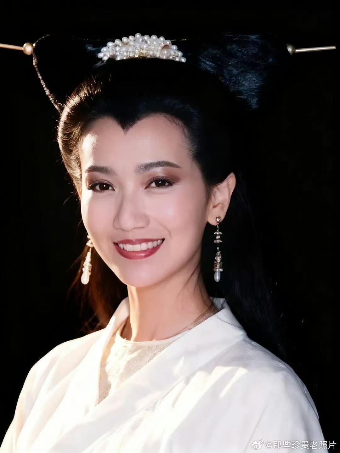 零元拍：赵雅芝，叶童，陈美琪三位老师亲签《新白娘子传奇》同声CD。赵雅芝老师和叶童老师都是早年签名体，而且赵老师还为您奉上了真挚的祝福！