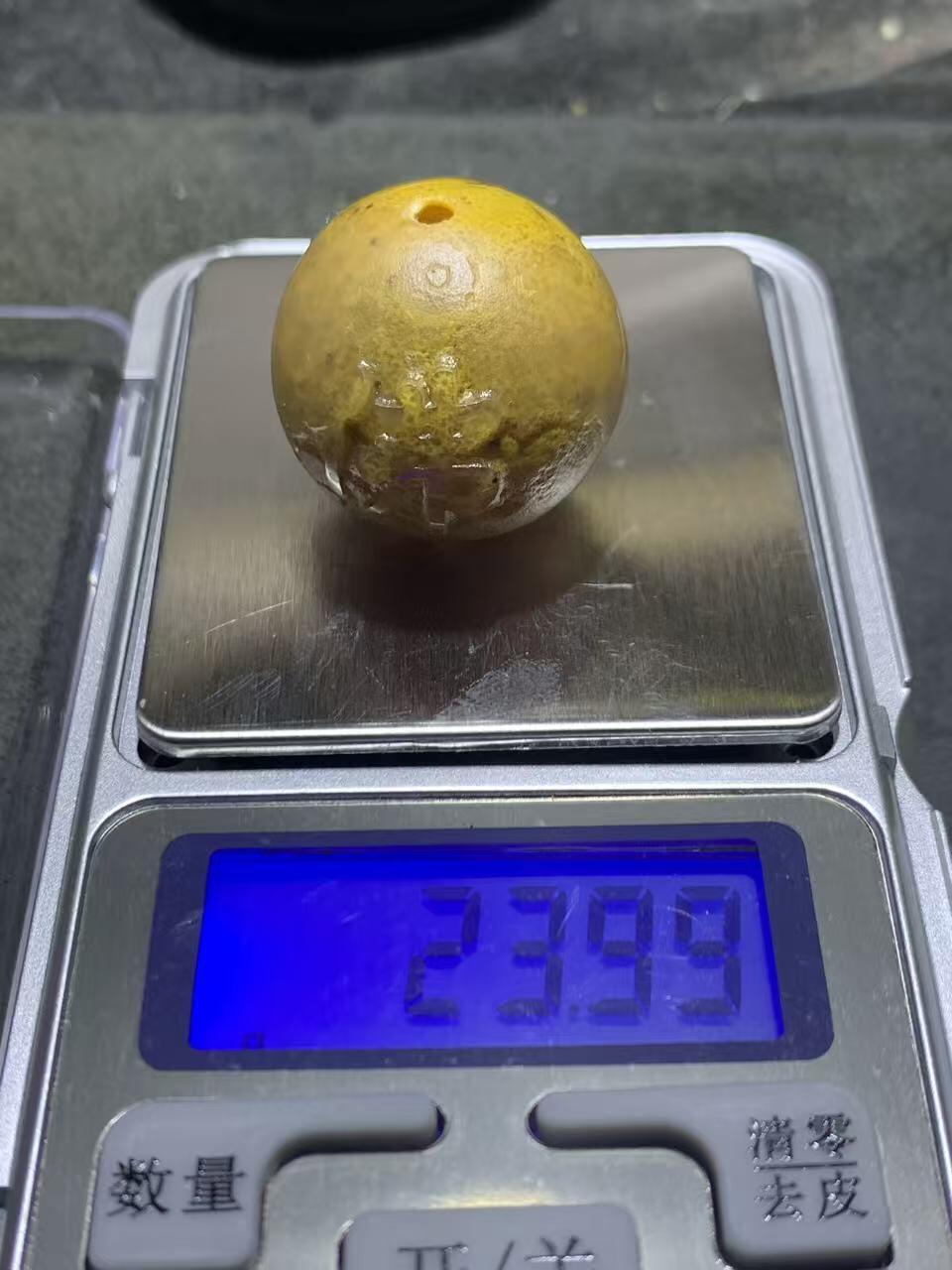 精美亚光冰飘鸡油黄糖心料风化纹战国红玛瑙手工雕刻佛字大圆珠一颗！