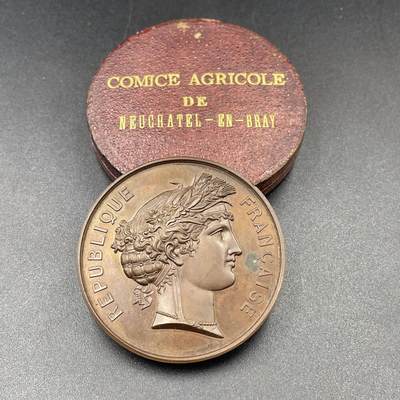 「木头集藏」章牌专场-第67场 - 法国讷沙泰勒昂布赖区农业展览会原盒铜章，直径：50 mm，50.8 g，边铭：烟斗  BRONZE，品相不错，烫金原盒正常使用。