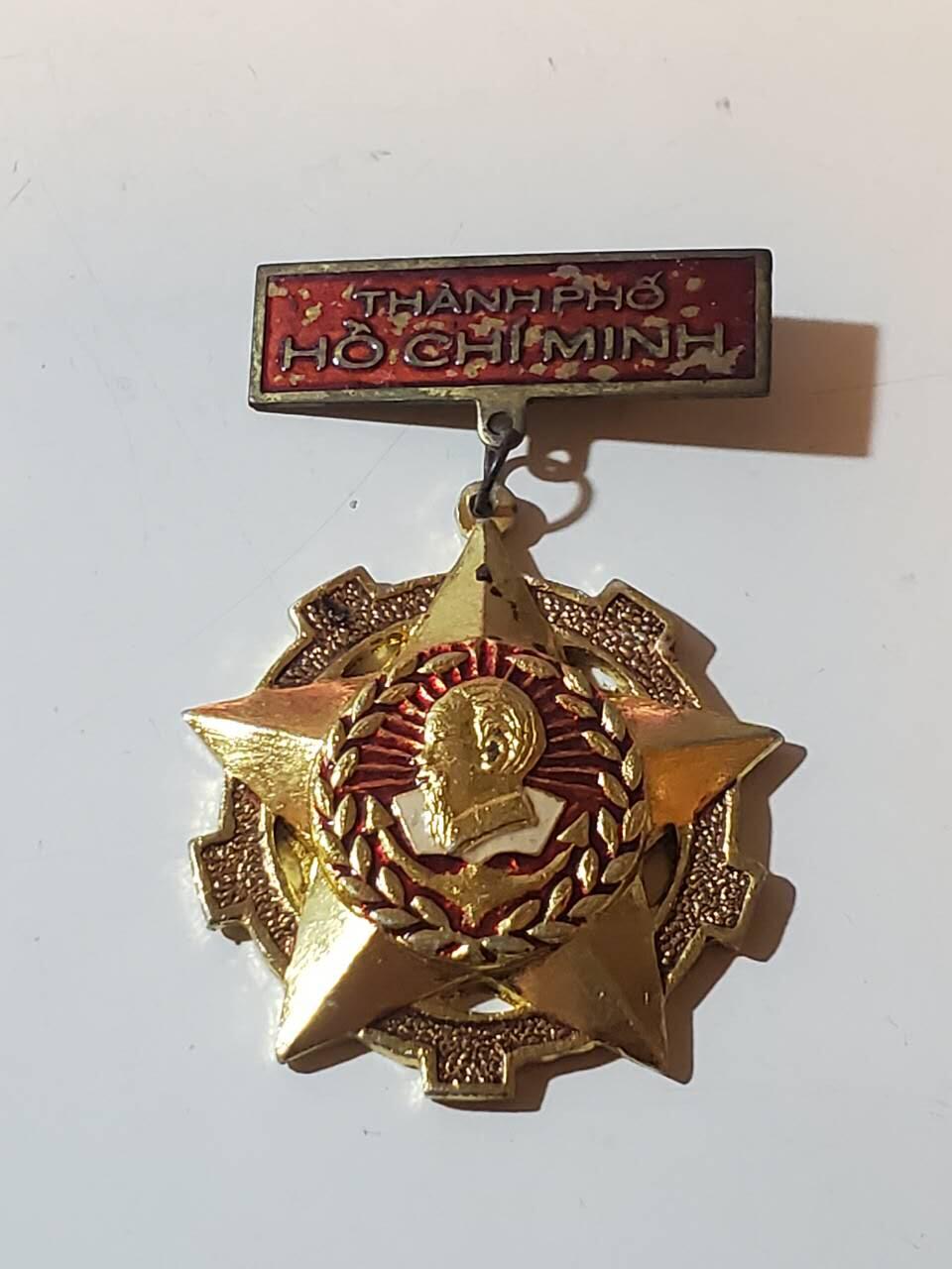 韵星假日军品类拍卖第三十九期暨默多克中校夫妇专场 -- Rimey Holidays Militaria Auction 39 & The Modoks Collection  越南社会主义共和国 胡志明市建设奖章 颁发给战后建设胡志明市的军民 短时间颁发 稀有