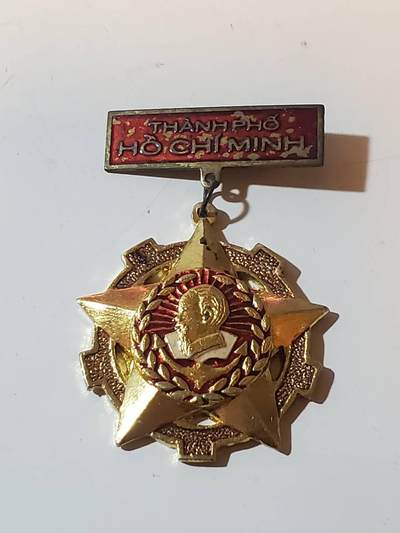 韵星假日军品类拍卖第三十九期暨默多克中校夫妇专场 -- Rimey Holidays Militaria Auction 39 & The Modoks Collection  - 越南社会主义共和国 胡志明市建设奖章 颁发给战后建设胡志明市的军民 短时间颁发 稀有