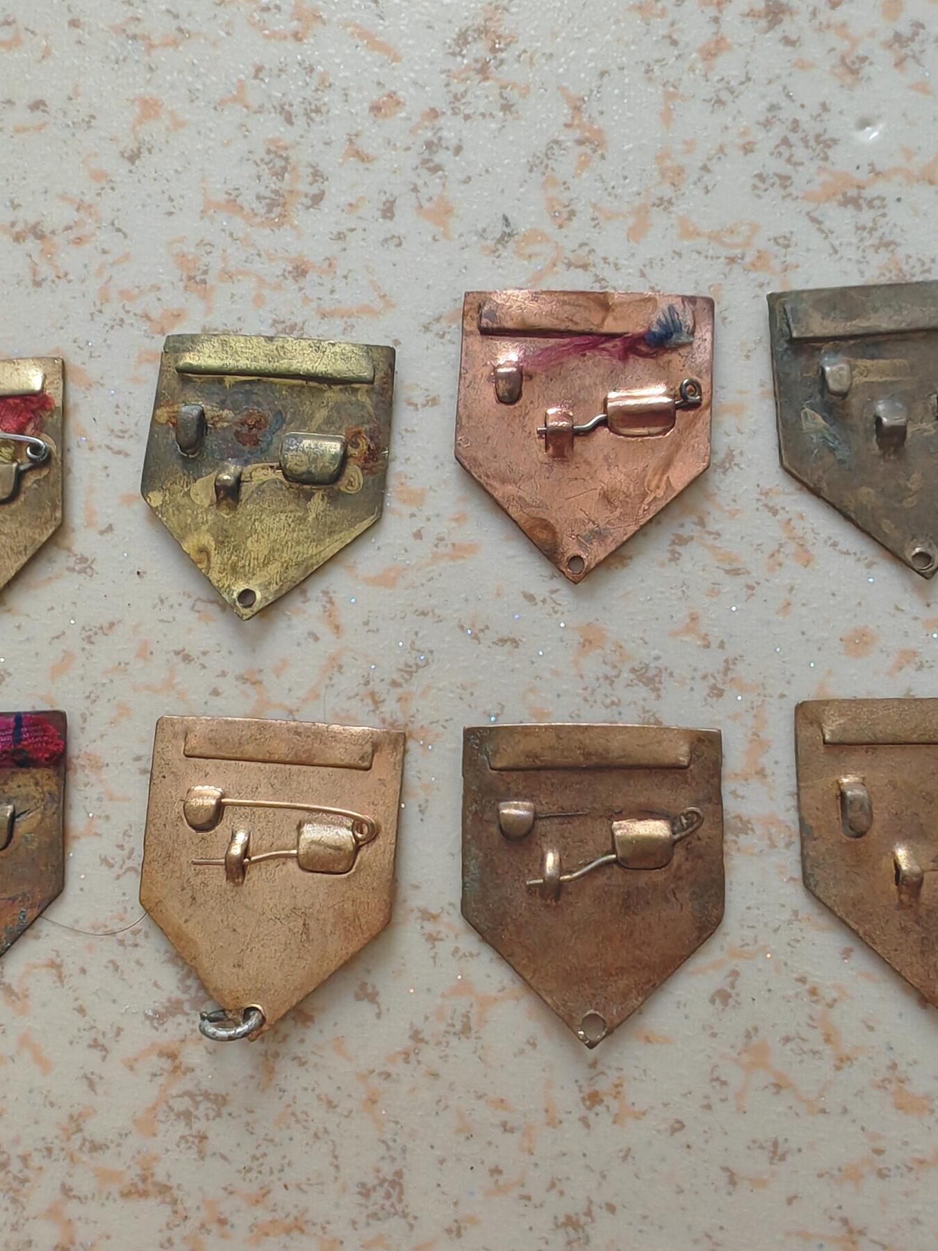 老章上挂铜片10个