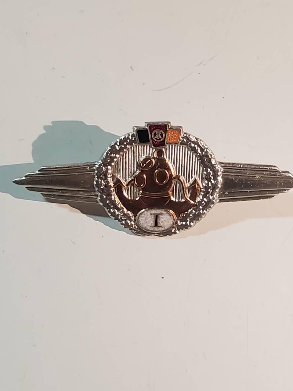 韵星假日军品类拍卖第三十九期暨默多克中校夫妇专场 -- Rimey Holidays Militaria Auction 39 & The Modoks Collection  民主德国1960国家人民军一级潜水技能章 少见种类 极早期转轮版 仅少数特种部队有该证章