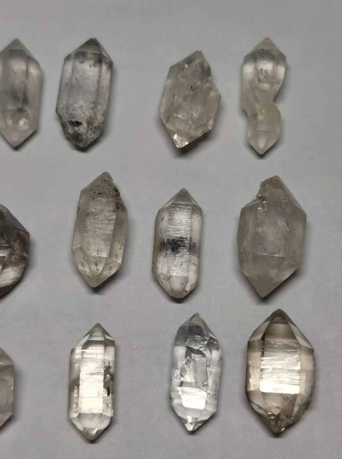 七河·世界币章矿标杂件每周小拍（总第36期）（周一结标） 藏家出品 X731（2）晶形不错 小巧可爱的云贵闪灵水晶原石一组 15 件 本件拍品由合作藏家邮寄