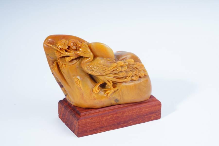 上海都达杂项专场十二（全场包邮】 天然俏色精雕寿山麦芽黄《百鸟之王》摆件连座83-36