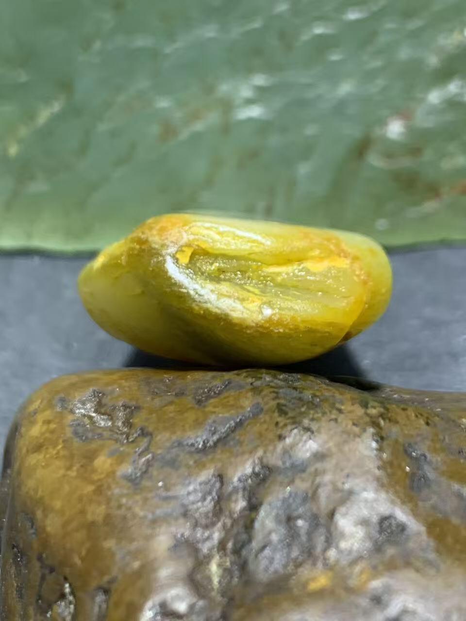 精美洒金皮和田玉独籽原石一颗，，