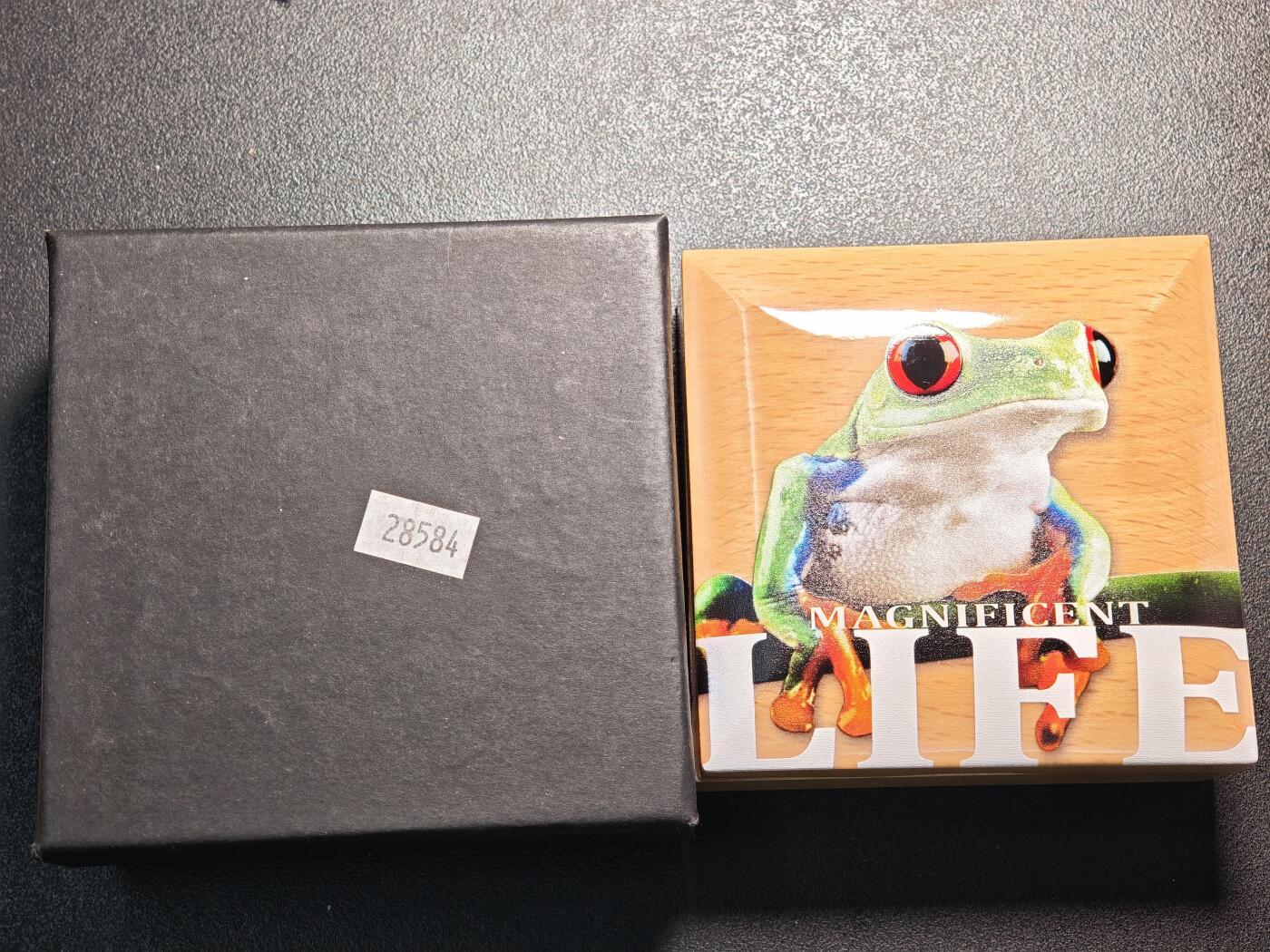 【德藏】世界币章拍卖第163期（拍品征集中~欢迎藏友联系）  2018年 库克群岛树蛙彩色精制纪念银币 999银 直径约：38.61mm；重约：1盎司 原盒 原证书