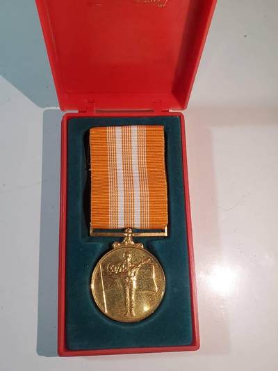 韵星假日军品类拍卖第三十九期暨默多克中校夫妇专场 -- Rimey Holidays Militaria Auction 39 & The Modoks Collection  - 新新加坡共和国武装力量优秀服务奖章 早期绒布内衬版本 铜镀金带原盒 少见