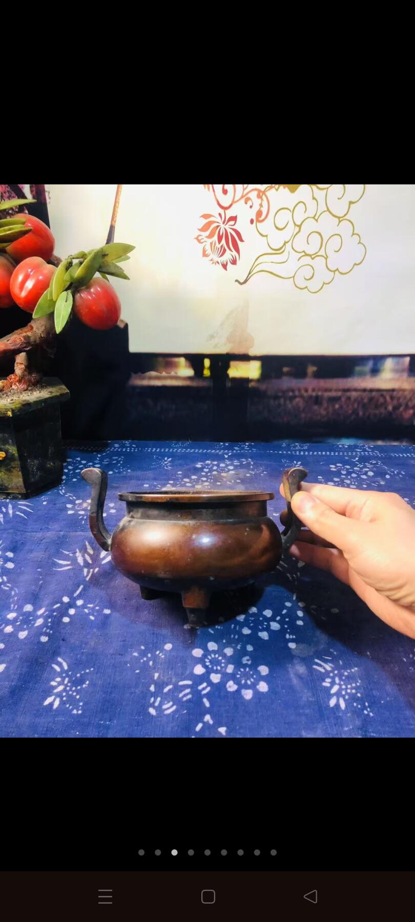 紫铜老香炉。紫铜的，底款宣德年制。四足双耳造型。十分漂亮大气。做工也极其考究。包浆老道。重两三斤。老香炉收藏精品！