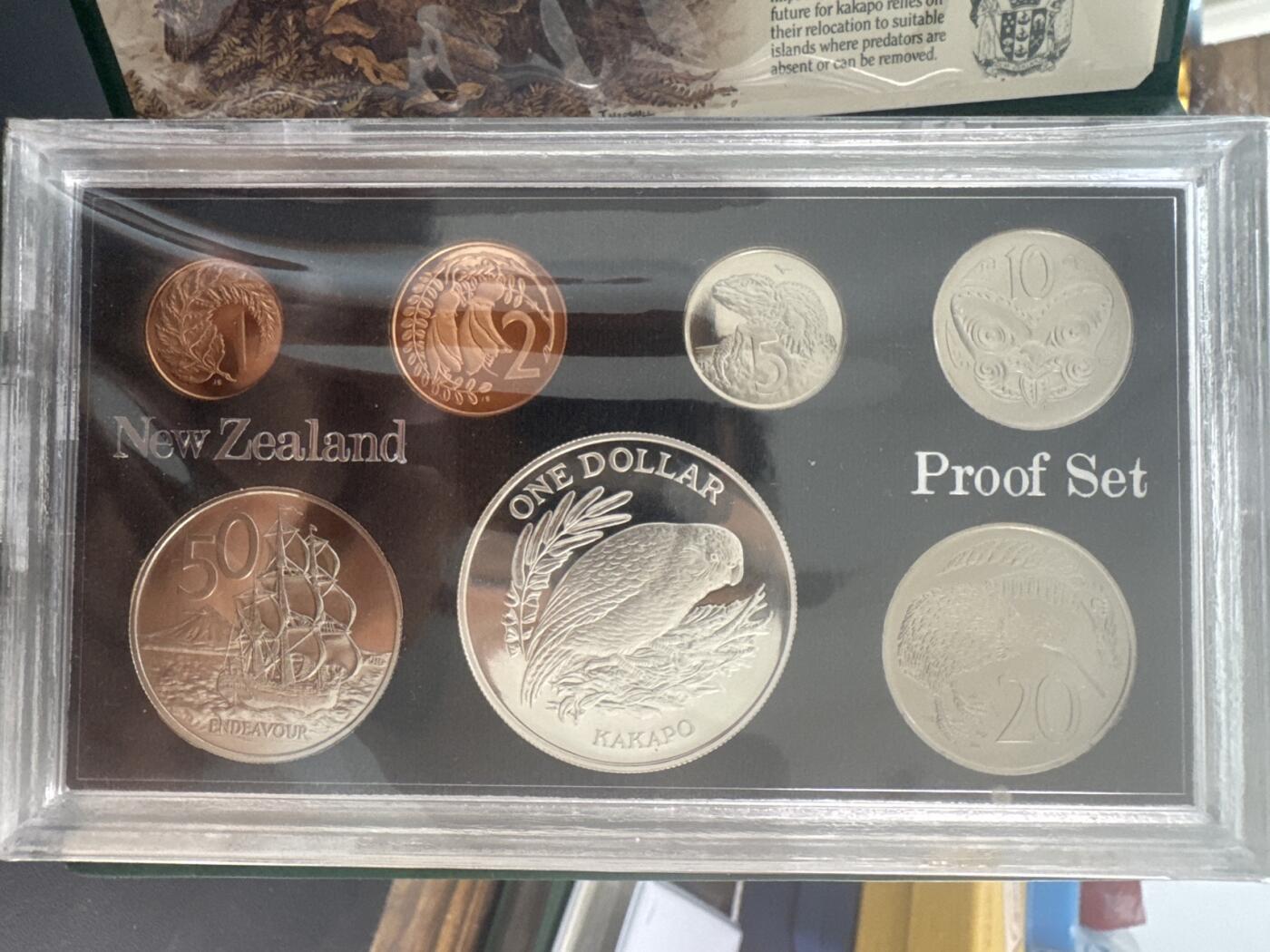 ❤️【币观天下】❤️ 第341期钱币拍卖- 2026.1.30周五晚上6点半场-长期征集拍品 春节前最后一场本场不能存放 节后恢复拍卖 新西兰1986年精制套币其中含一枚野生鸟类卡卡波银币27.216克