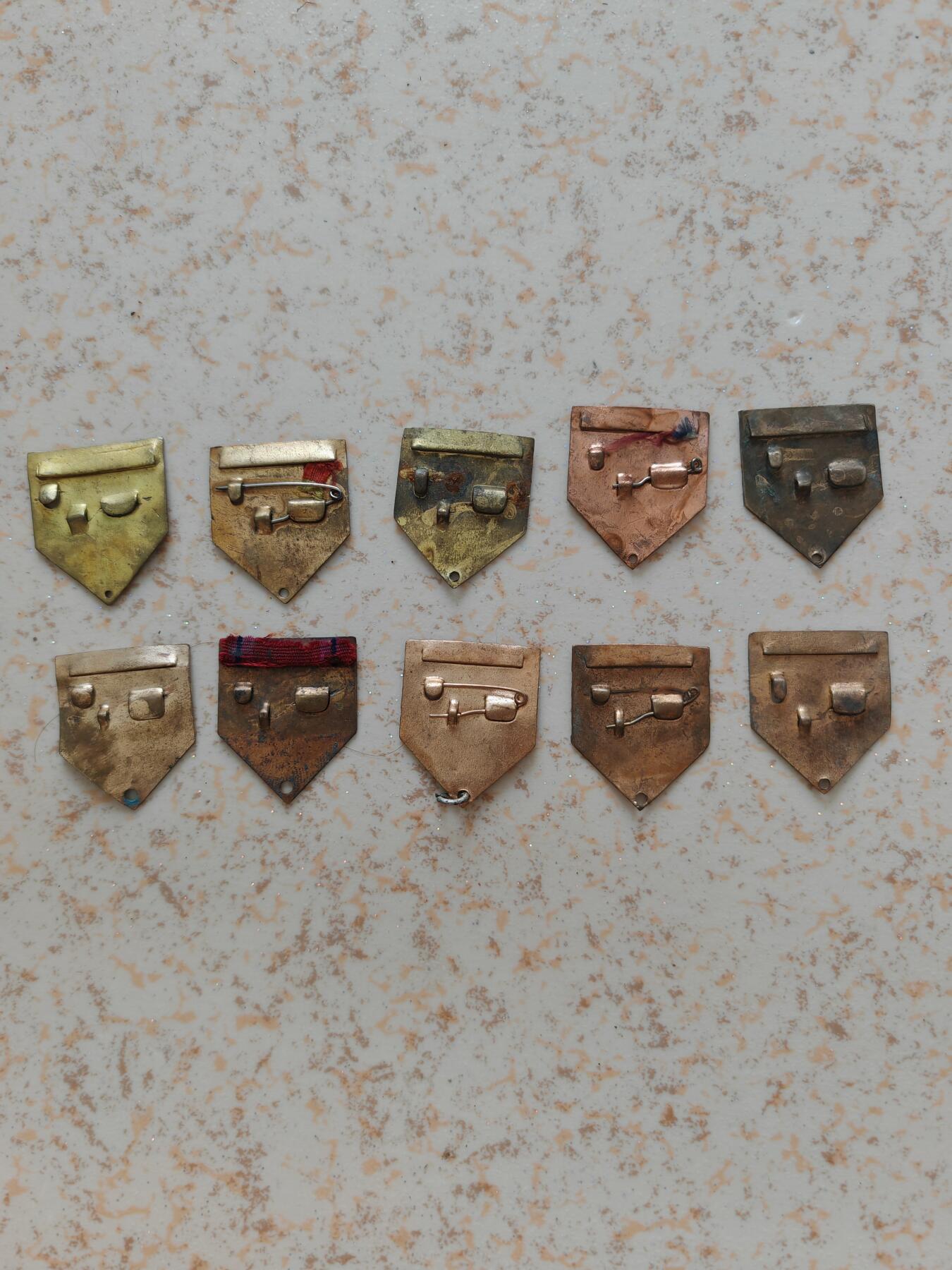 老章上挂铜片10个