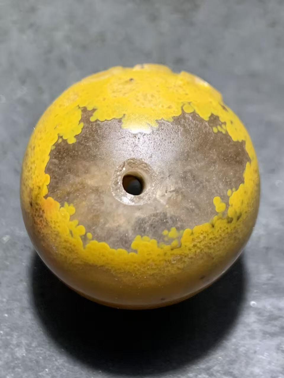 精美亚光冰飘鸡油黄糖心料风化纹战国红玛瑙手工雕刻佛字大圆珠一颗！