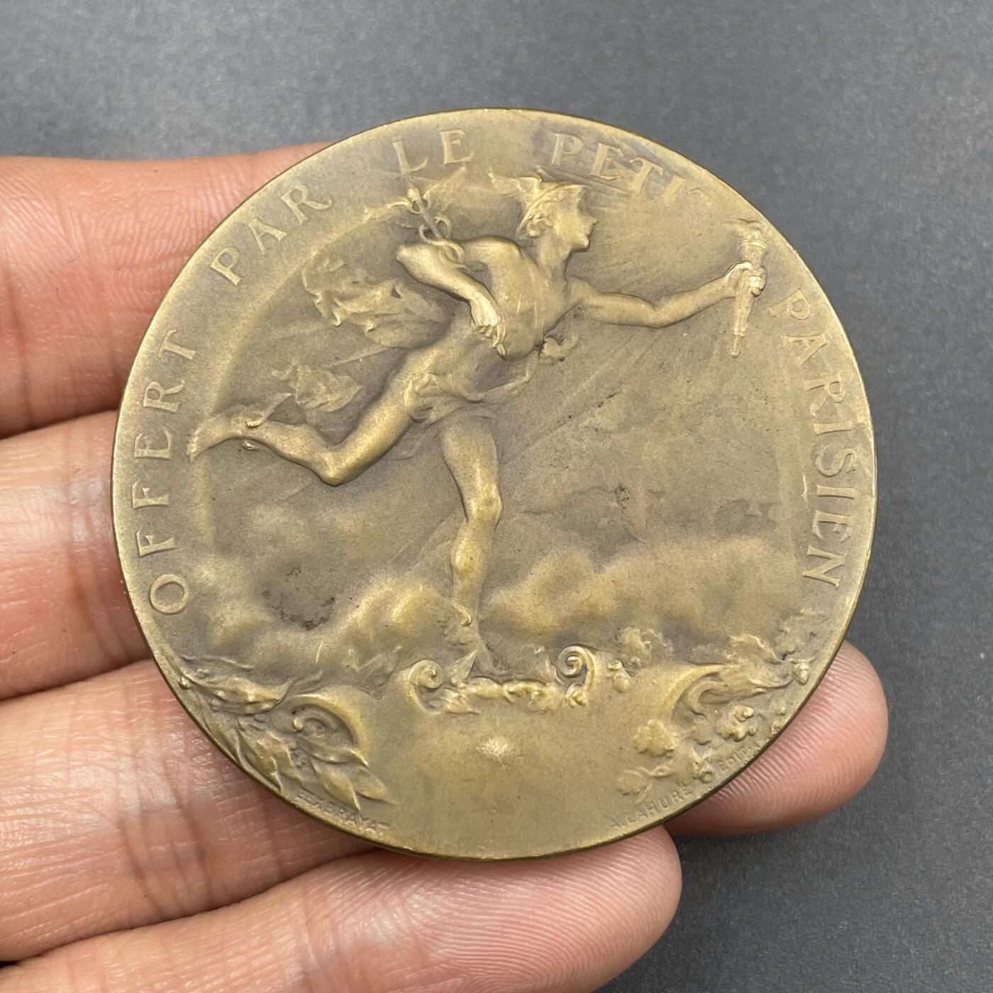 「木头集藏」章牌专场-第67场 法国“小巴黎人”报业纪念铜章，直径：50 mm，61.5 g，边铭：方形厂标 BRONZE，双面设计，原盒正常使用，品相不错。