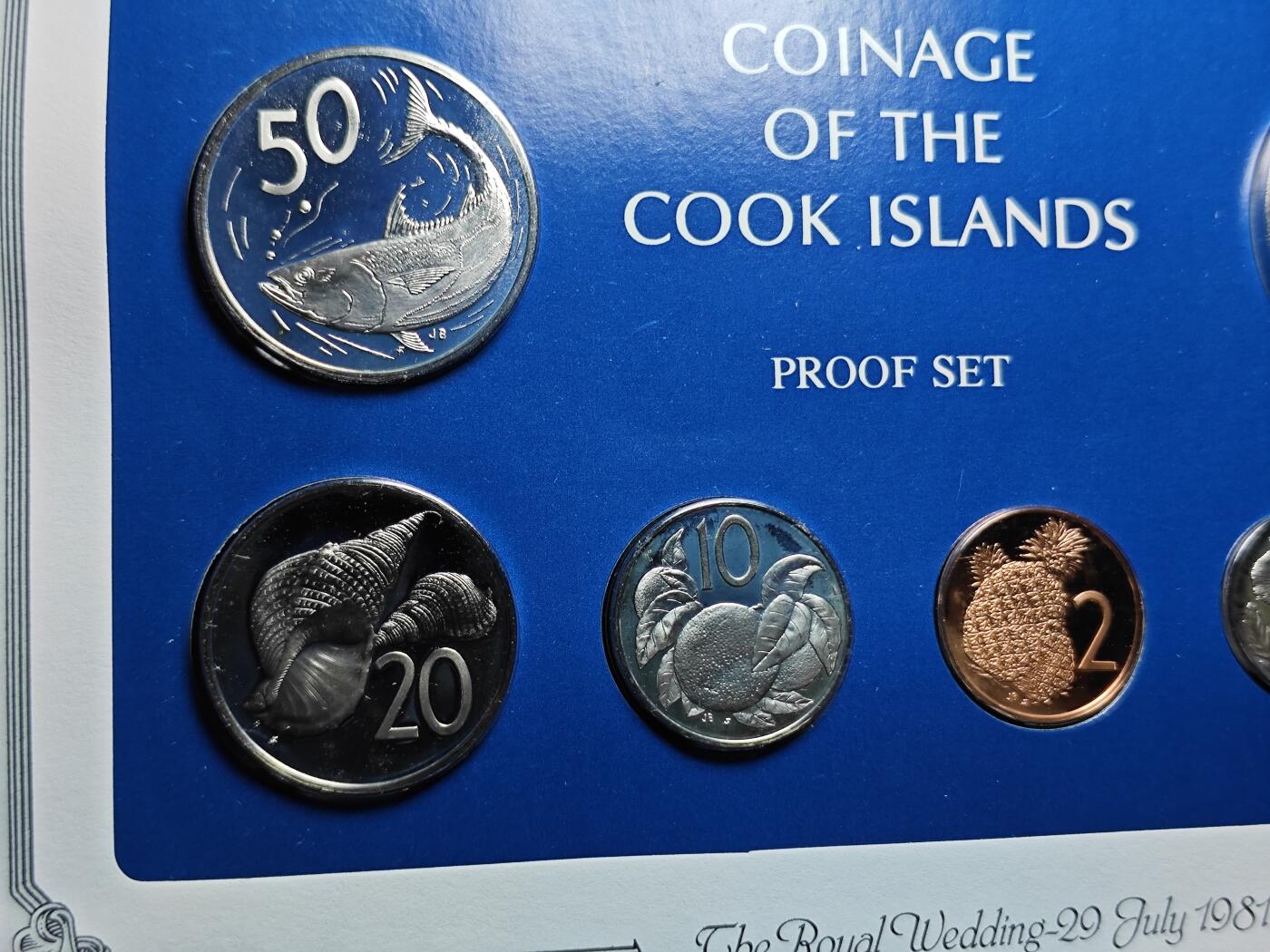 KK钱币收藏小铺  第400期  百期特拍（四拍之四）2月预留时间 周末发货  1981库克群岛查尔斯戴安娜王妃婚 礼纪念清年精制币一套 册套完整 大册!