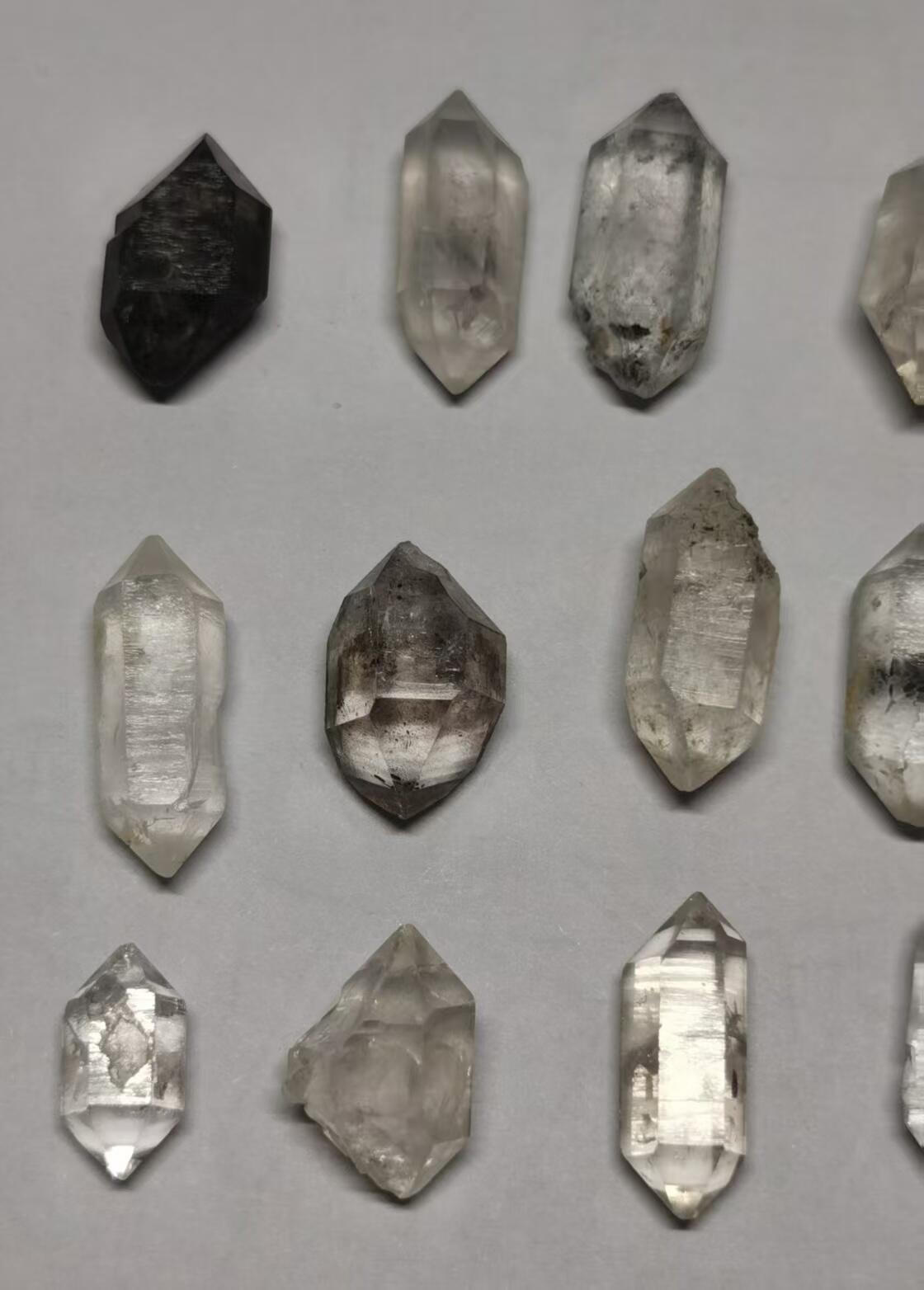 七河·世界币章矿标杂件每周小拍（总第36期）（周一结标） 藏家出品 X731（2）晶形不错 小巧可爱的云贵闪灵水晶原石一组 15 件 本件拍品由合作藏家邮寄