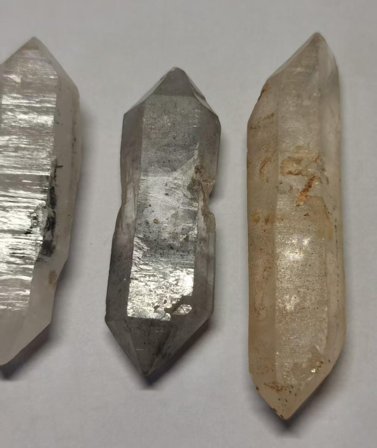 七河·世界币章矿标杂件每周小拍（总第36期）（周一结标） 藏家出品 X726（7） 手握大小云贵闪灵水晶原石一组 4 件 共重量约 70 克左右 本件拍品由合作藏家邮寄