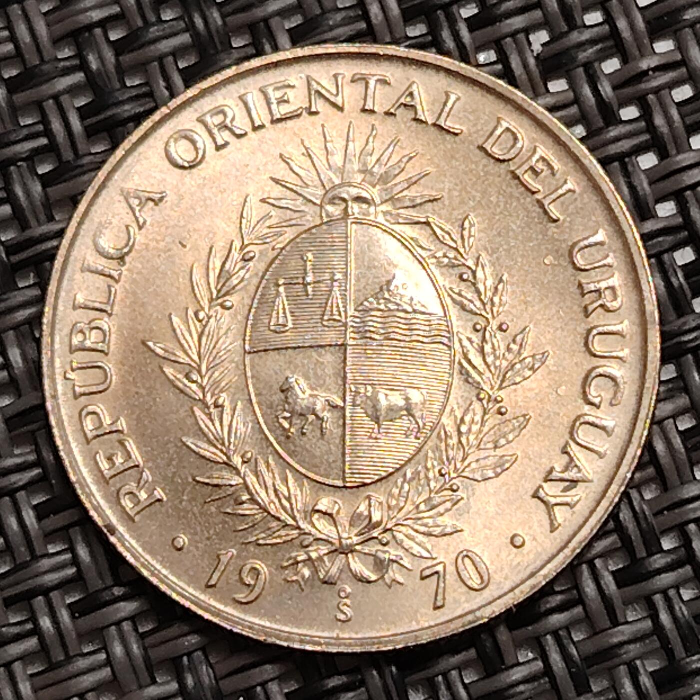 布加迪🐬～世界钱币(上海)🌾第 272 期 /  各国套币和散币 乌拉圭🇺🇾 1970年 20比索 三株麦穗图案 ~C18