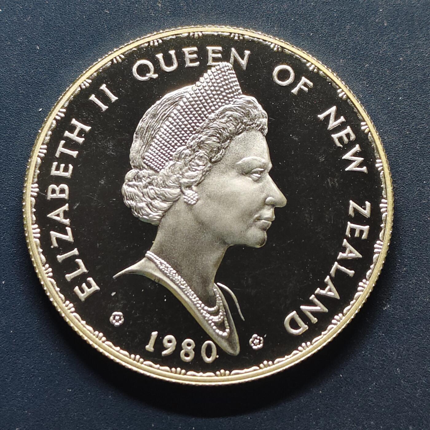 【全场包邮】纯粹捡漏拍499场-持续更新中 新西兰1980年1元本地鸟类系列扇尾鹟精制纪念银币【38.8毫米27.22克92.5%，纯银价约705元（按28元银价估算）】