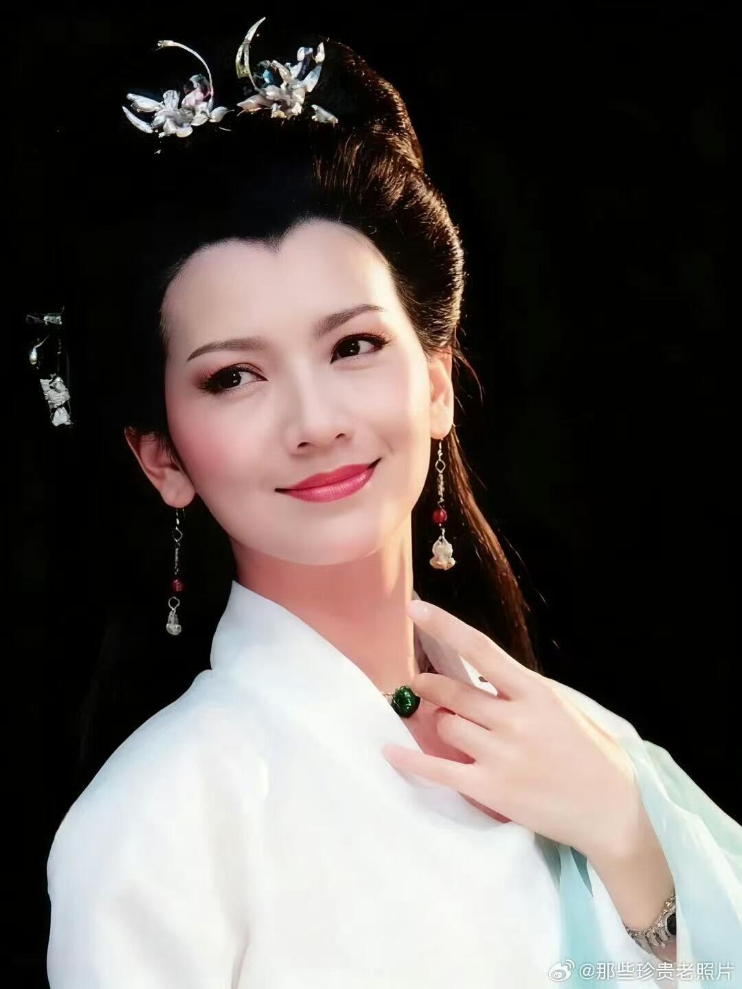 零元拍：赵雅芝，叶童，陈美琪三位老师亲签《新白娘子传奇》同声CD。赵雅芝老师和叶童老师都是早年签名体，而且赵老师还为您奉上了真挚的祝福！