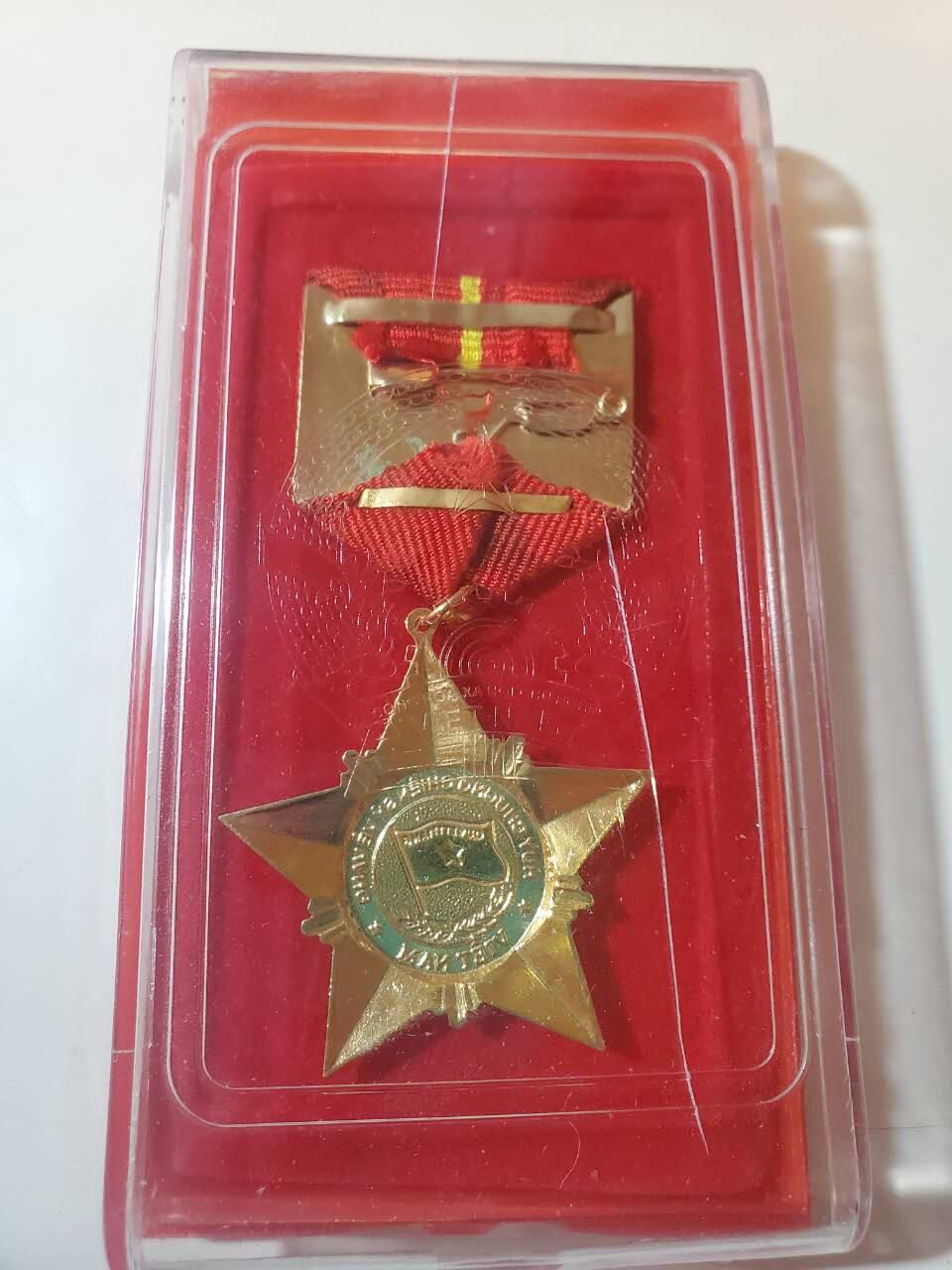 韵星假日军品类拍卖第三十九期暨默多克中校夫妇专场 -- Rimey Holidays Militaria Auction 39 & The Modoks Collection  越南社会主义共和国三级光荣战士奖章 06版本 带原盒铜镀金